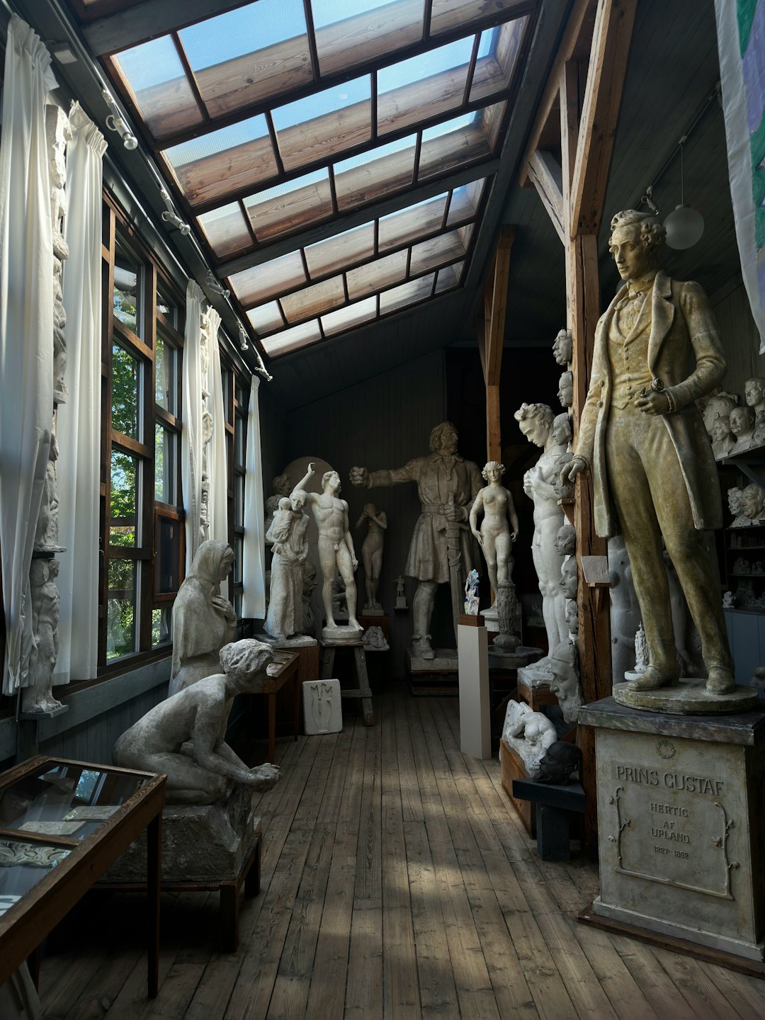 Statue di gesso e busti in uno studio d'artista luminoso.