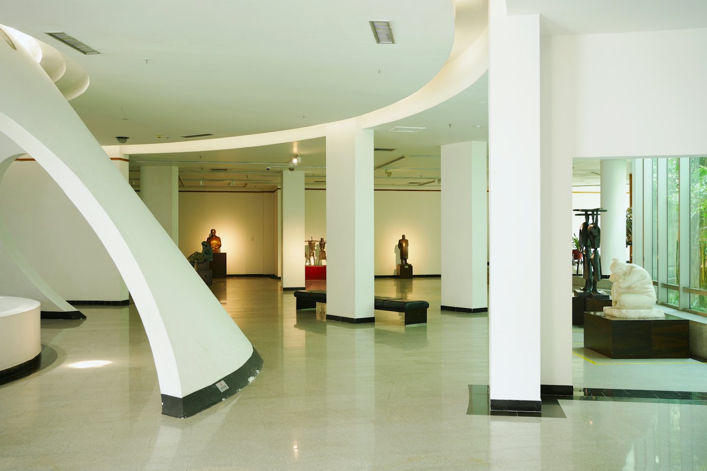 Galleria d'arte contemporanea con sculture in esposizione.